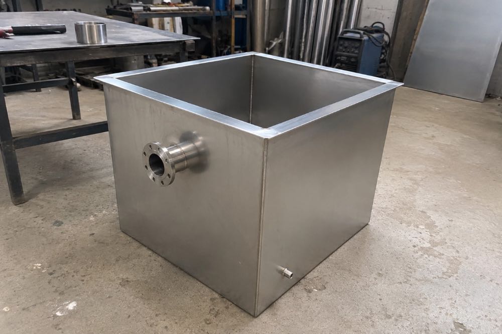 Cuve inox chaudronnée sur mesure avec bride et piquage, sortie d’atelier