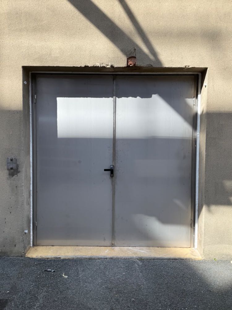 Double porte métallique fermée sur site industriel