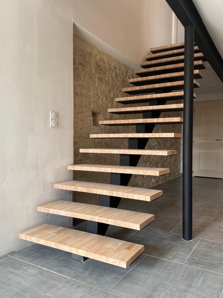 Escalier suspendu acier et marches en bois massif fabriqué sur mesure