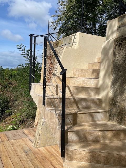 Garde-corps acier noir sur escalier extérieur en pierre