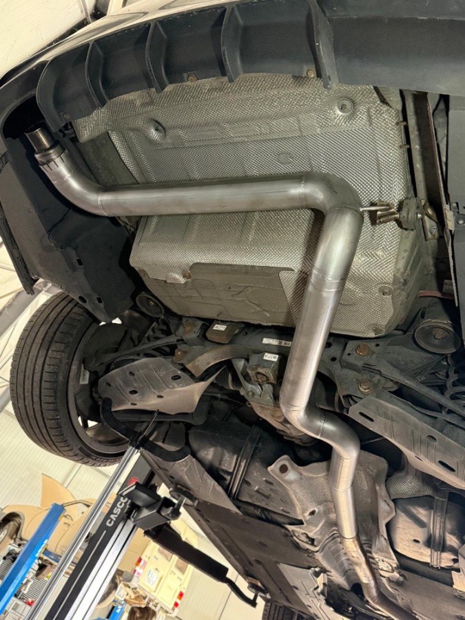 Ligne d'échappement inox sur mesure soudée sous une voiture