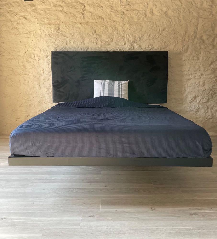 Lit suspendu 180x200 en acier fixé sur mur en pierre