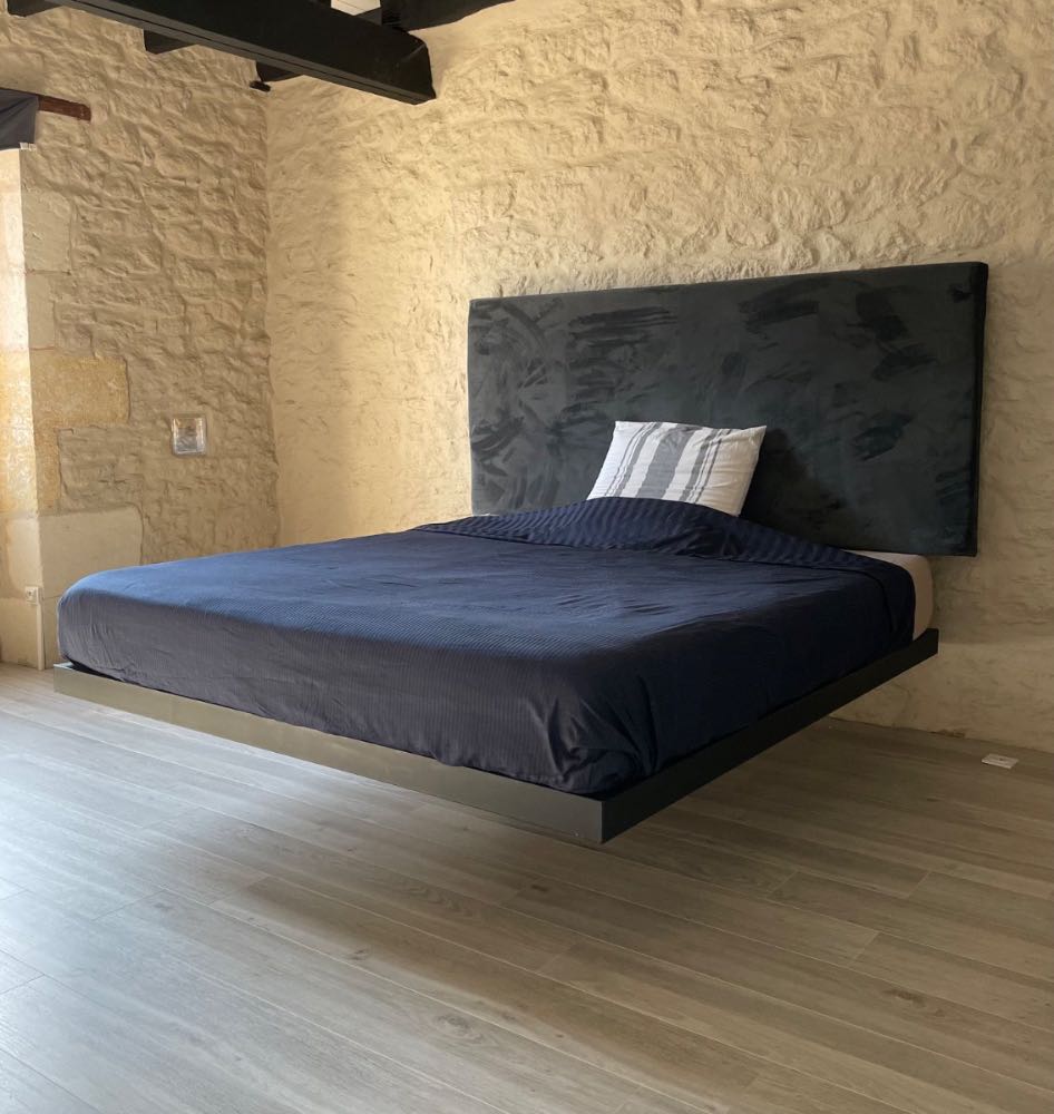 Lit suspendu en acier sur mesure pour particulier