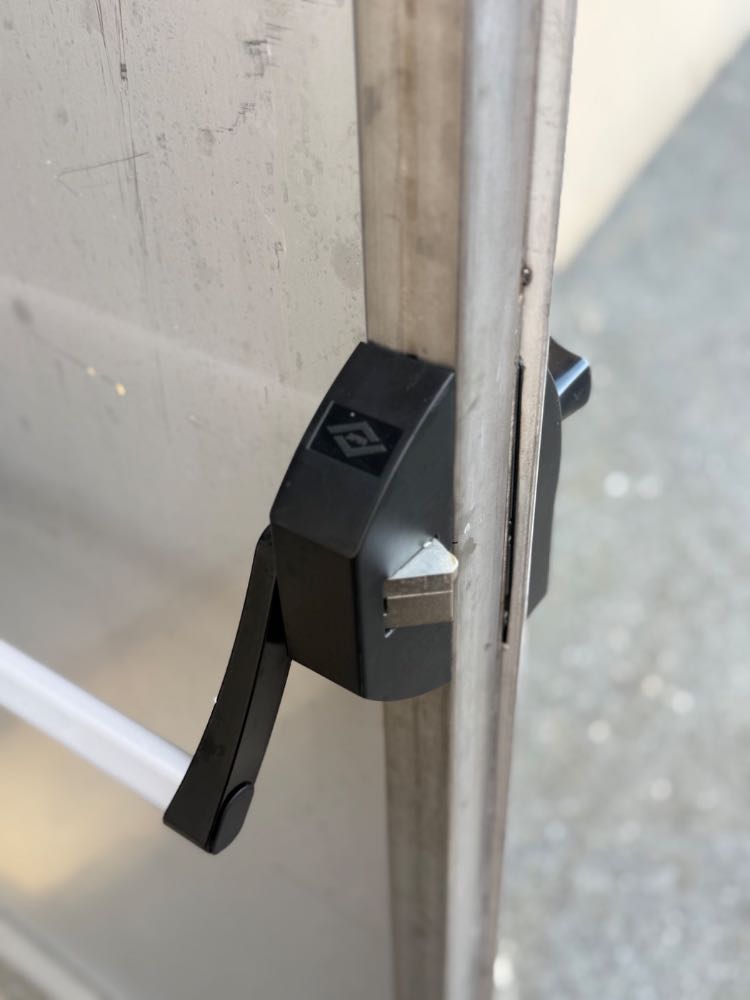 Porte d’issue de secours équipée d’une barre anti-panique