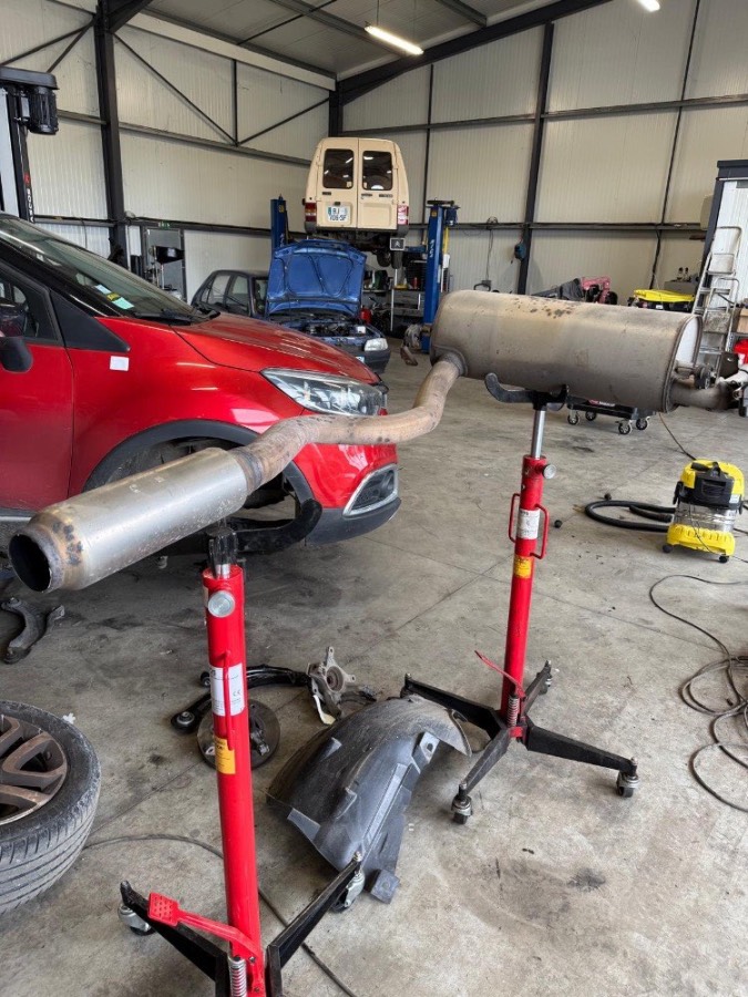 Silencieux et pots d'échappement démontés en atelier auto