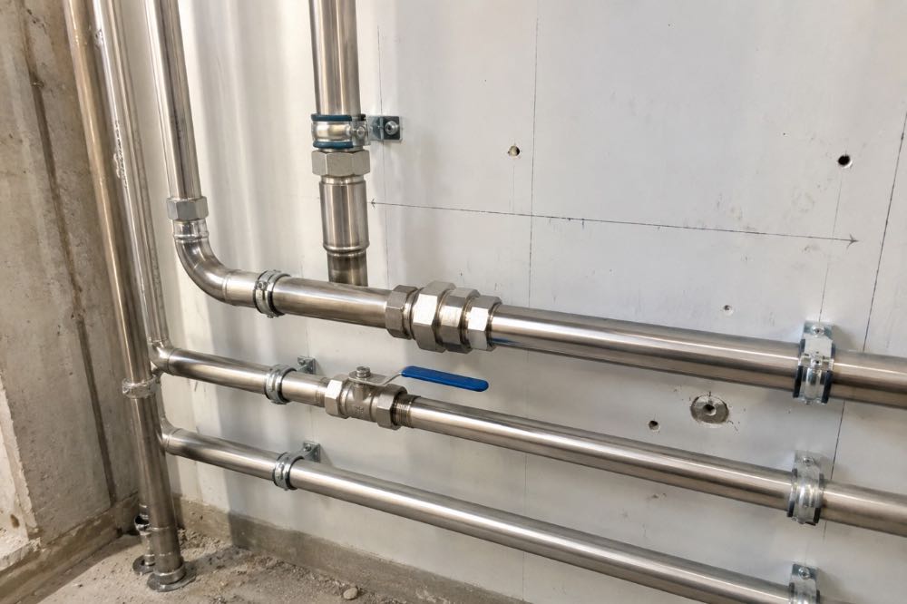 Réseau de tuyauterie inox industrielle avec vannes et colliers